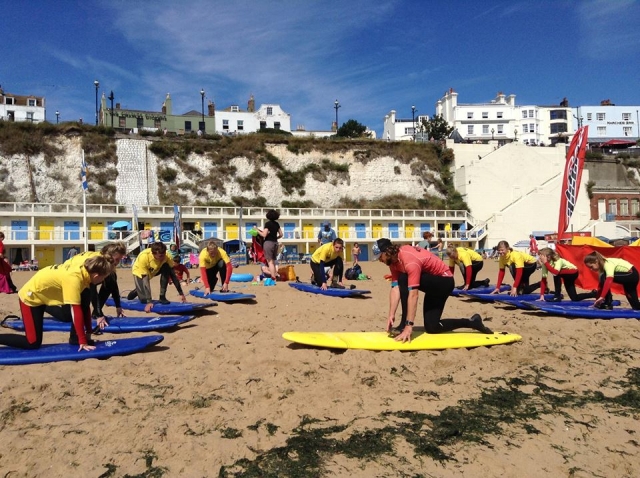  Uno de nuestros divertidos surf lecciones 
